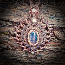 Load image into Gallery viewer, Translucent rose quartz necklace (unique design)